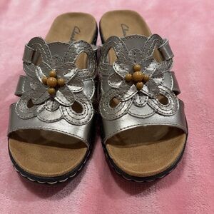 Women’s Clark’s Lexi Basil Slip On Wedge Comfort Sandal Pewter Flower Sz 7.5
